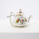 Meissen, Kleine Teekanne mit aufgelegten Blüten, Porzellan, polychrom staffiert, gold konturiert.