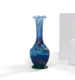 Cristallerie Daum, Miniatur-Vase 'Sabot de Venus et toiles d'araignée', Farbloses Glas, hellblaue und violette Pulvereinschmelzungen, geätzt, polychrome Emailmalerei.