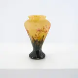 Cristallerie Daum, Kleine Vase 'Lys Kafir', Farbloses Glas, gelbe und violette Pulvereinschmelzungen, geätzt, polychrome Emailmalerei.