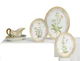 Royal Copenhagen, Drei ovale Servierschalen und Sauciere auf Untersetzer 'Flora Danica', Porzellan, polychrom und gold staffiert.