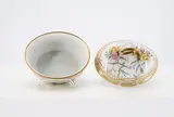 Royal Copenhagen, Kleine ovale Deckeldose 'Flora Danica', Porzellan, polychrom und gold staffiert.