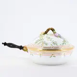 Royal Copenhagen, Große Kasserolle 'Flora Danica', Porzellan, polychrom und gold staffiert, seitlicher Holzgriff.