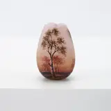 Cristallerie Daum, Miniatur-Vase 'Paysage mauve', Farbloses Glas, rosafarbene Pulvereinschlüsse, geätzt, polychrome Emailmalerei.