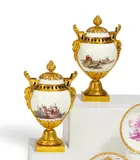 Meissen, Paar Potpourri-Deckelvasen mit  Bronzemontierung, Paar Potpourri-Deckelvasen mit Bronzemontierung.