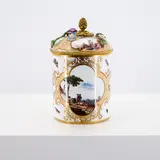 Meissen, Deckeldose mit Militärszenen und ombrierten Insekten, Um 1735/1740, spätere Bronzemontierung.