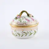 Royal Copenhagen, Kleine Deckelterrine 'Flora Danica', Porzellan, polychrom und gold staffiert.