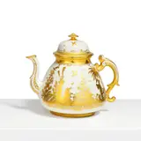 Meissen, Teekanne mit goldradierten Chinoiserien, Porzellan, radierter Golddekor.