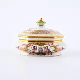 Meissen, Zuckerdose mit Chinoiserien, Porzellan, polychrom und gold staffiert.