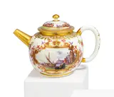 Meissen, Kleine Teekanne mit Kauffahrteiszenen, Porzellan, polychrom und gold staffiert.