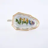 Royal Copenhagen, Zwei Schalen 'Flora Danica' und Teller mit Obstdekor, Porzellan, polychrom und gold staffiert.
