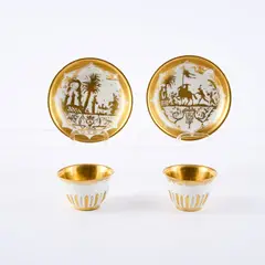 Meissen, Sieben Teile aus einem Service mit goldradierten Chinoiserien und Kannelurenfries, Porzellan, radierter Golddekor, vergoldete Silbermontierung.