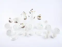 Höchst, Kaffee- und Teeservice mit Vogeldarstellungen, Porzellan, polychrom und gold staffiert, Silberkette.