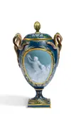 Meissen, Prunkvolle Deckelvase mit Pâte-sur-pâte-Malerei, Porzellan, farbiger Fond, polychrom und gold staffiert, Pâte-sur-pâte-Malerei.