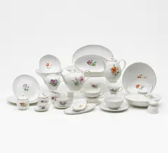 Kpm, Speiseservice Urbino mit Blumendekor, Porzellan, farbig und gold staffiert