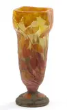 Cristallerie Daum, Vase mit Herbstlaub, Farbloses Glas mit gelben und violetten Pulvereinschmelzungen