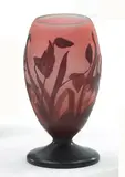 Émile Gallé, KLEINES ZIERGEFÄß MIT FLORALEM DEKOR, Farbloses Glas, milchig weiß und rosa hinterfangen