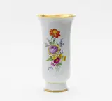 Meissen, Vase mit Blumenbouquet, Porzellan, farbig und gold dekoriert