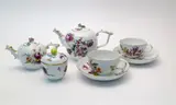 Meissen, 16 Teile aus Einem Teeservice mit Blumendekor, Porzellan, farbig und gold staffiert