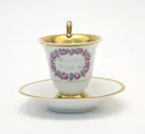 Kpm, Tasse und Untertasse mit Rosengirlande, Porzellan, farbig und gold staffiert