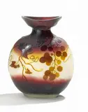 Vase mit Weinranken by Émile Gallé, Farbloses Glas, milchig weiß, gelb und rot hinterfangen, sold Jan 2015