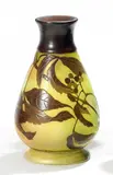 Émile Gallé, Kleine Vase mit Beerendekor, Farbloses Glas, grün und rosa hinterfangen