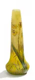 Cristallerie Daum, Vase mit Orchideen, Farbloses Glas, gelbe Pulvereinschmelzungen