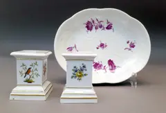 Zwei Postamente mit Vogeldekor, Eine Kofektschale by Fürstenberg, Porzellan, farbig und tlw, sold Nov 2013