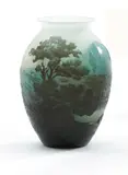 Émile Gallé, Kleine Vase mit Alpenlandschaft, Farbloses Glas, milchig weiß hinterfangen
