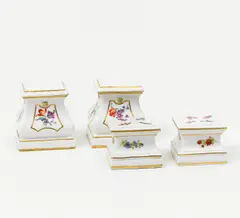 Zwei Paar Postamente Blumendekor by Kpm, Porzellan, farbig und gold staffiert, sold Jan 2014