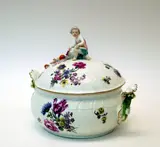 Meissen, Terrine mit Putto, Porzellan, farbig und sparsam gold dekoriert
