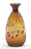 Émile Gallé, Kleine Vase mit Weinlaub, Farbloses Glas, milchig weiß und rosa hinterfangen
