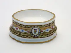 Saliere mit Blumendekor by Sèvres, Porzellan, farbig und gold staffiert, sold Nov 2013