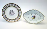 Sèvres und Wien, Teller und Gebäckschale Blumendekor, Porzellan, farbig und gold staffiert