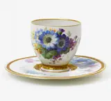 Kpm, Tasse und Untertasse mit Blumendekor, Porzellan, farbig und gold staffiert