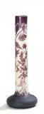 Émile Gallé, GROßE STANGENVASE MIT WISTERIADEKOR, Farbloses Glas, milchig weiß und lila hinterfangen