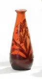 Kleine Vase mit Schwertlilien by Émile Gallé, Farbloses Glas, orange hinterfangen, sold Jan 2018