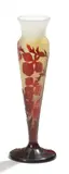 Émile Gallé, Vase mit Blütendekor, Farbloses Glas, milchig weiß hinterfangen, Überfang in Rot