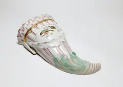 Wandvase in Form Eines Füllhorns mit Federvieh by Fürstenberg, Porzellan, farbig und gold staffiert, sold Jan 2014