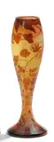 Émile Gallé, Keulenförmige Vase mit Wisteriadekor, Farbloses Glas, milchig weiß und gelb hinterfangen