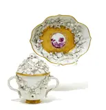 Meissen, Doppelhenkeltasse mit Deckel und Unterschale, Porzellan, purpur und gold dekoriert