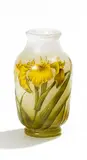Cristallerie Daum, Miniaturvase mit Orchideen, Farbloses Glas, flockig weiße und hellgrüne Pulvereinschmelzungen