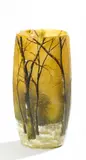 Cristallerie Daum, Kleine Vase mit Winterlandschaft, Farbloses Glas, flockig hellgelb und orange hinterfangen