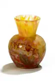 Cristallerie Daum, Miniaturvase mit 'Tränenden Herzen', Farbloses Glas, flockig milchig weiße, gelbe, orangefarbene und rote Pulvereinschmelzungen