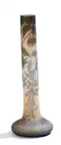 Émile Gallé, GROßE STANGENVASE MIT WISTERIADEKOR, Farbloses Glas, milchig weiß und rosa hinterfangen