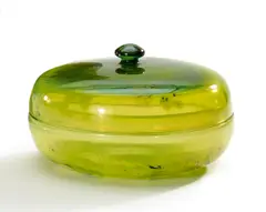Dose by Émile Gallé, Grünes Glas mit blauen und roten Pulvereinschmelzungen, sold Nov 2014
