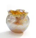 Loetz Witwe, Kleine Kugelbauchvase mit Fadeneinlage