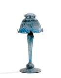 Tischleuchte mit Kieferndekor by Cristallerie Daum, Farbloses Glas mit hellblauen Pulvereinschmelzungen, grün-weiß gesprenkelt überfangen, sold Nov 2014
