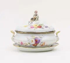 GROßE TERRINE MIT PUTTO UND OVALE PLATTE by Meissen, Porzellan, farbig und gold staffiert, sold Jun 2014