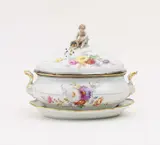 Meissen, GROßE TERRINE MIT PUTTO UND OVALE PLATTE, Porzellan, farbig und gold staffiert