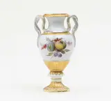 Meissen, Kleine Schlangenhenkelvase mit Obstdekor, Porzellan, farbig und gold staffiert